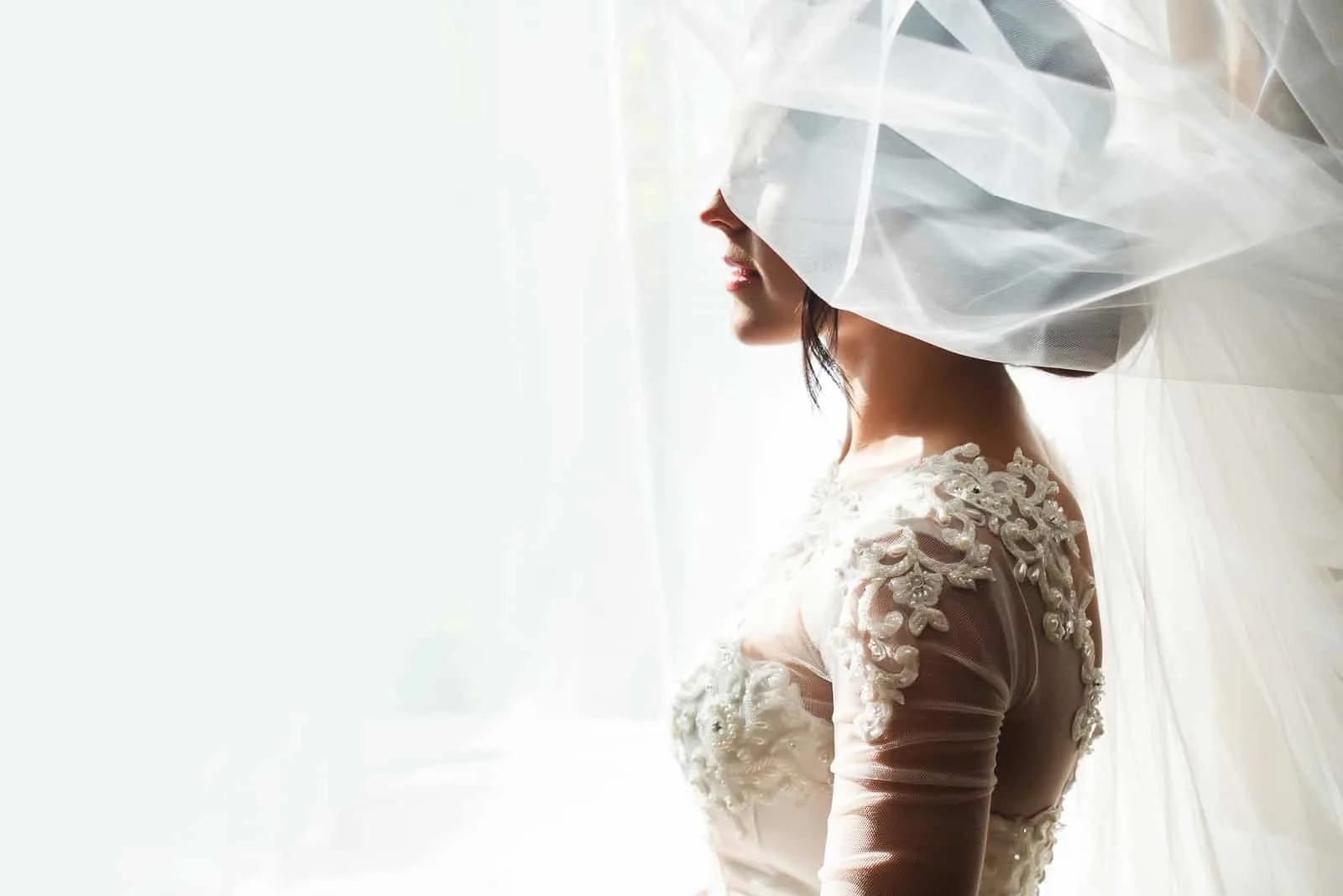 Braut im Kleid getragen