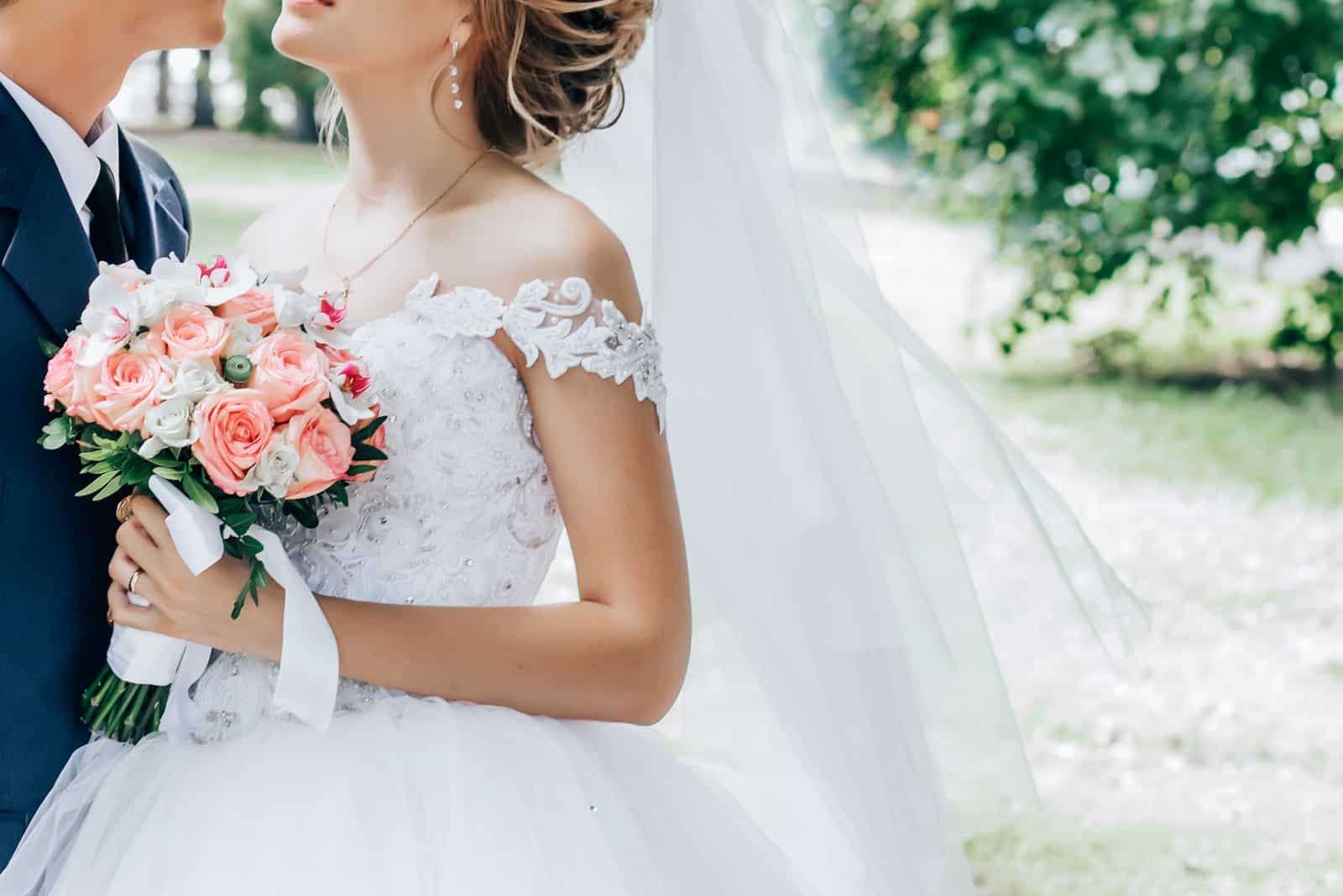 Braut mit einem Blumenstrauß in den Händen