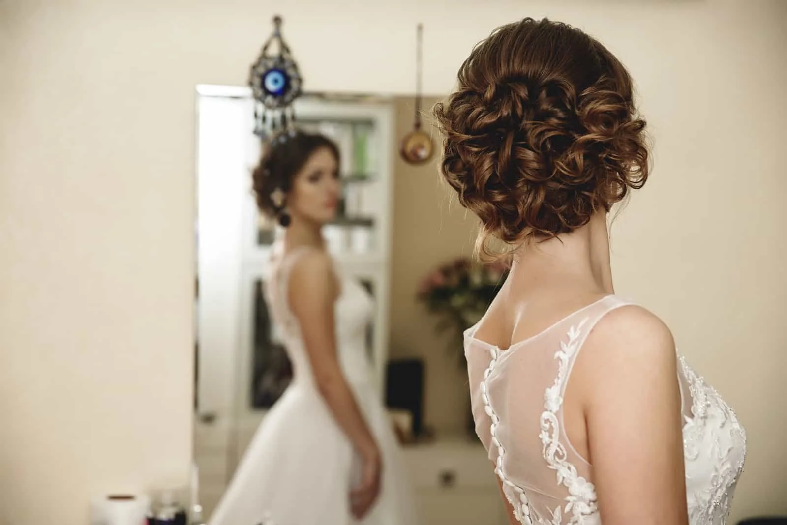 Braut schaut sich in den Spiegel