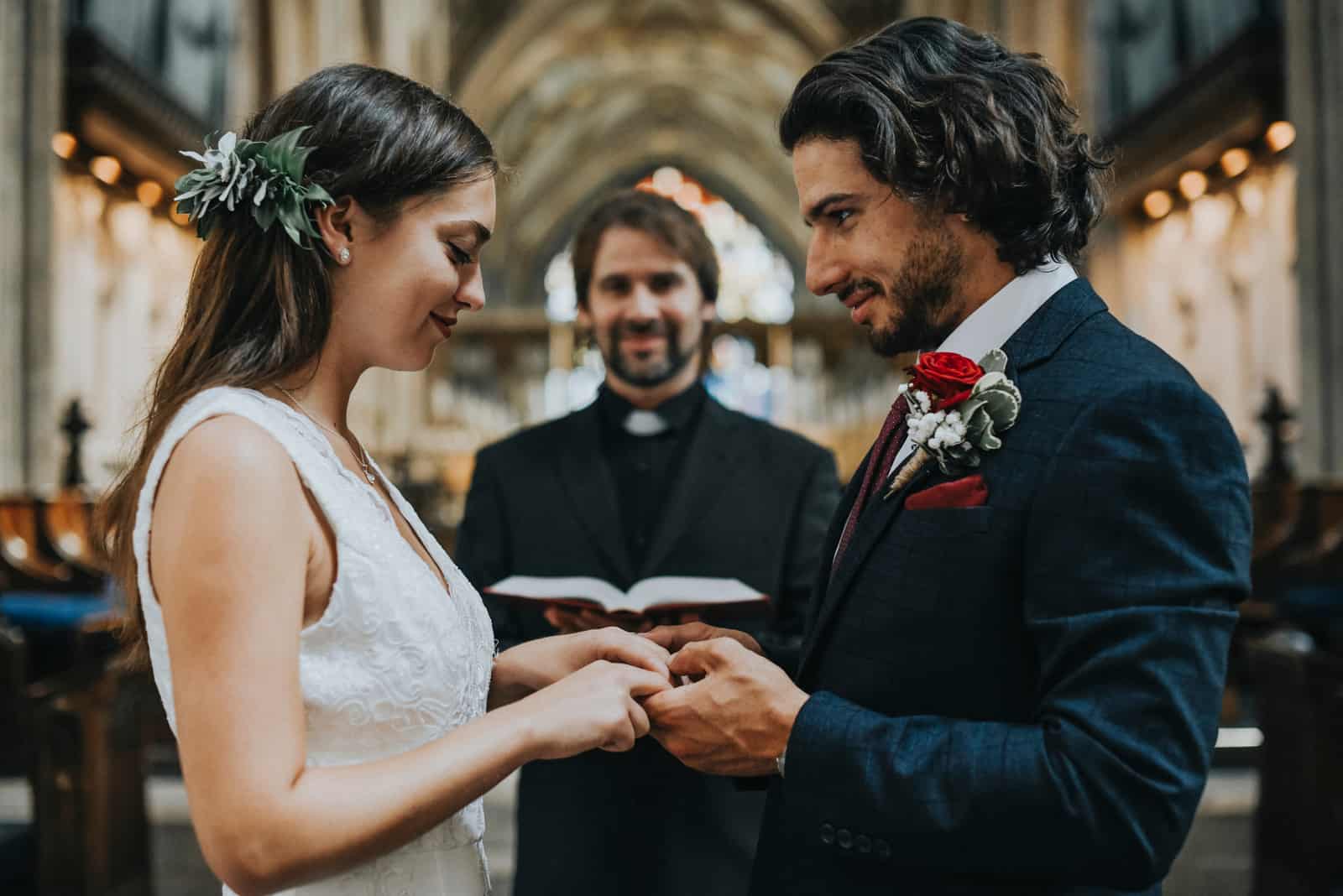 Braut und Bräutigam am Altar