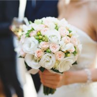 Hochzeitsstrauß in der Hand der Braut