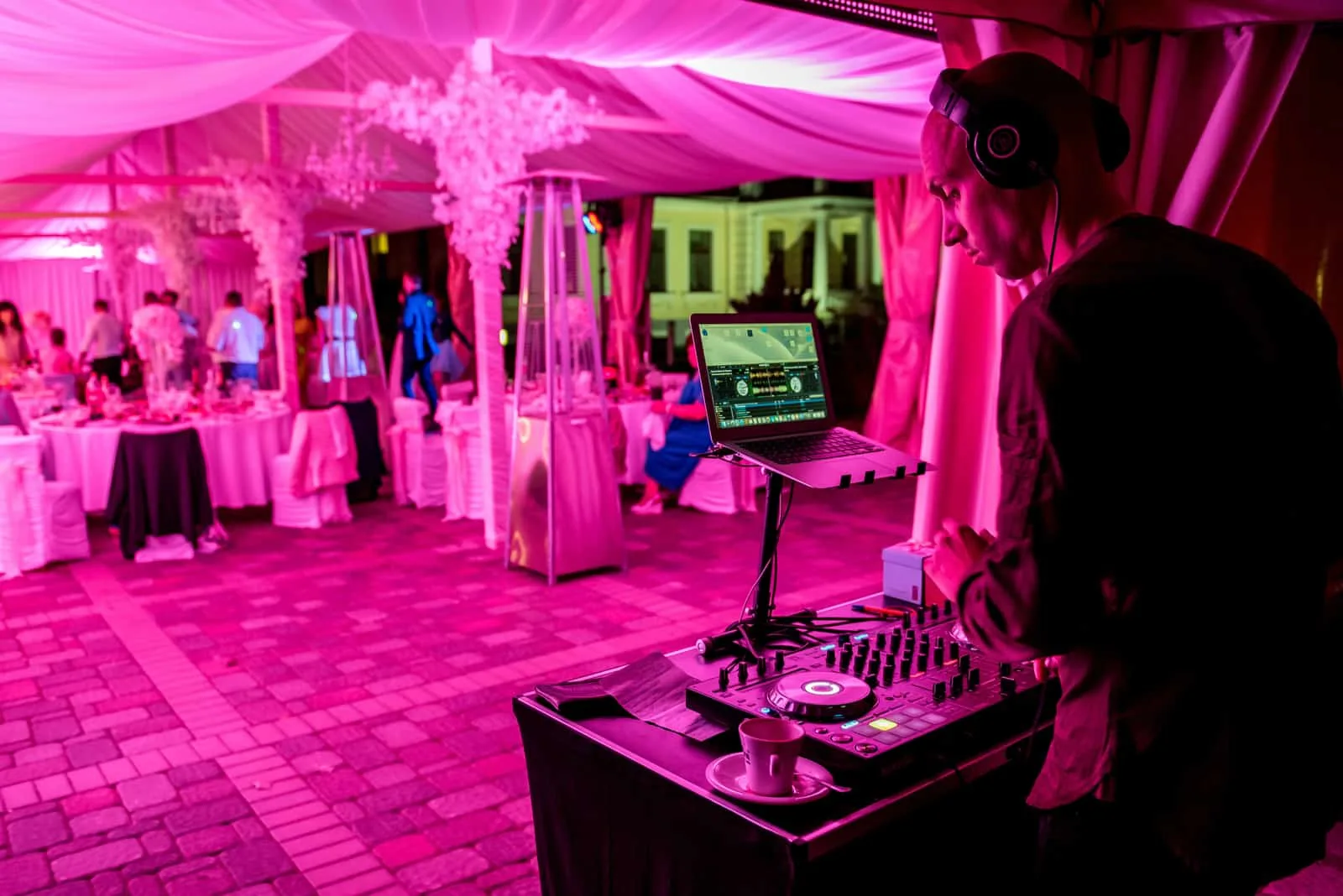 DJ spielt bei der Hochzeit