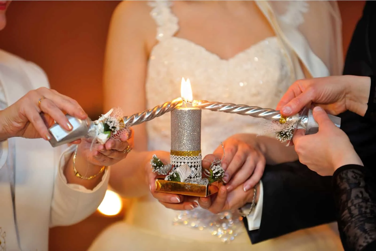 Das Brautpaar zündet eine Kerze an