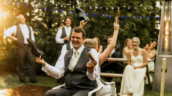 Das Hochzeitsspiel Schuhe heben: die witzigsten Fragen an das Brautpaar