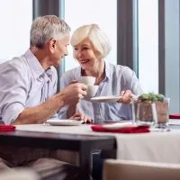 reifes Paar trinkt Tee beim Reden und Ausruhen im Restaurant