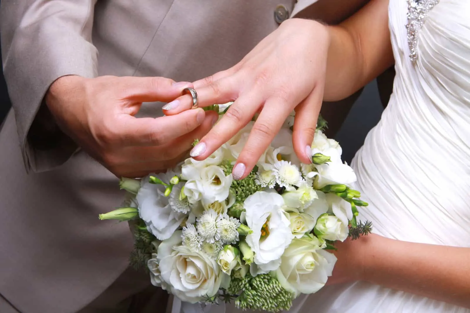 Der Bräutigam legt der Braut einen Ehering auf die Hand