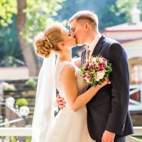 Braut und Bräutigam küssen sich
