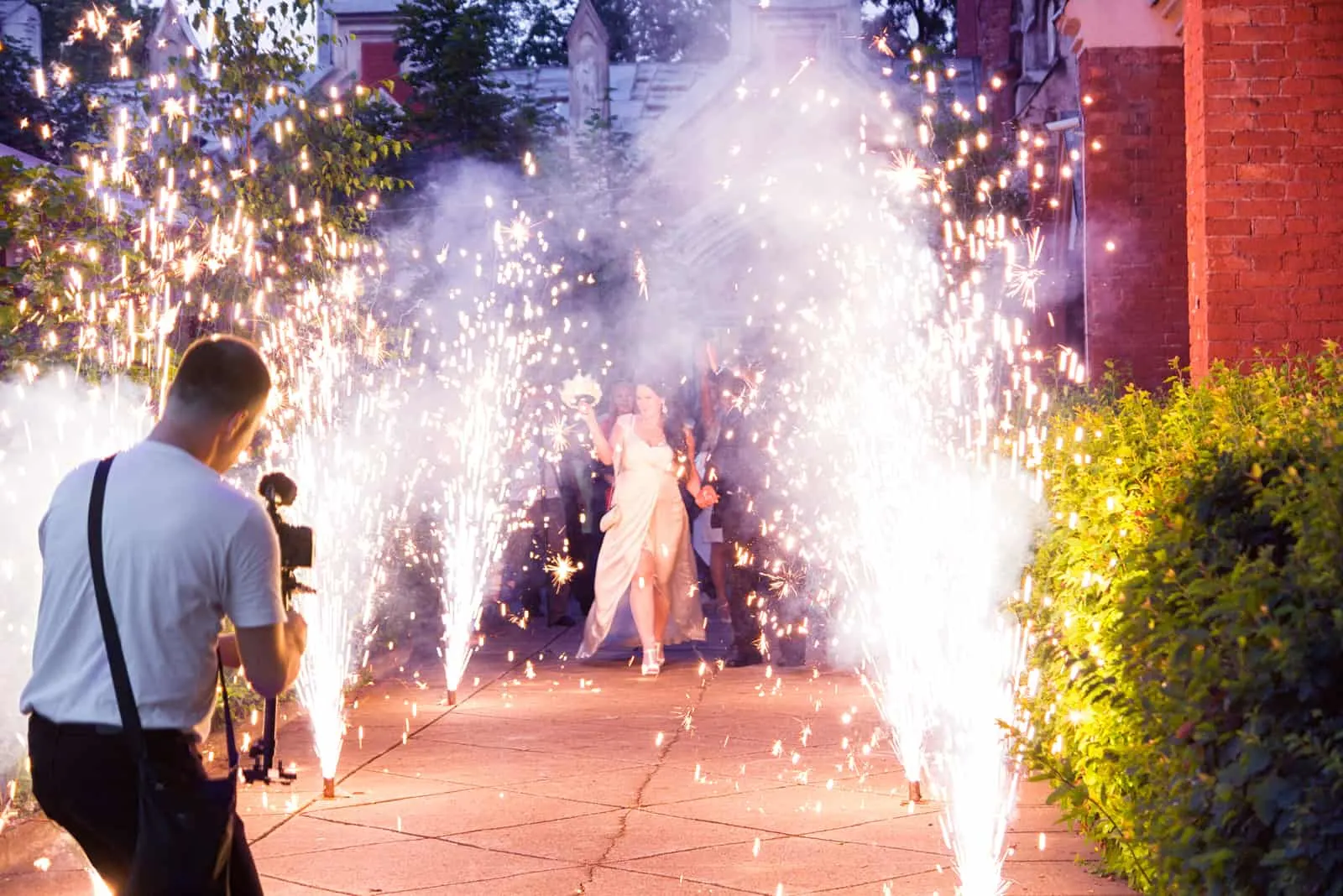 Der Kameramann schießt ein Brautereignis im Feuerwerk