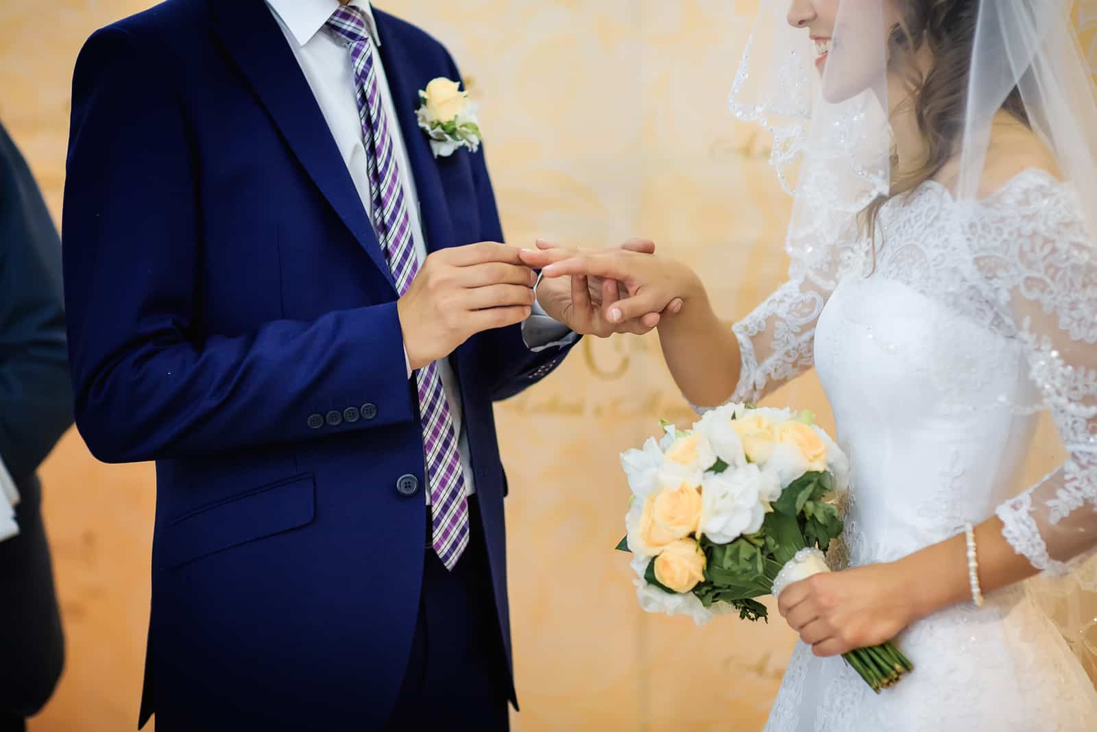 Der berührende Moment des Austauschs von Eheringen ist frisch verheiratet