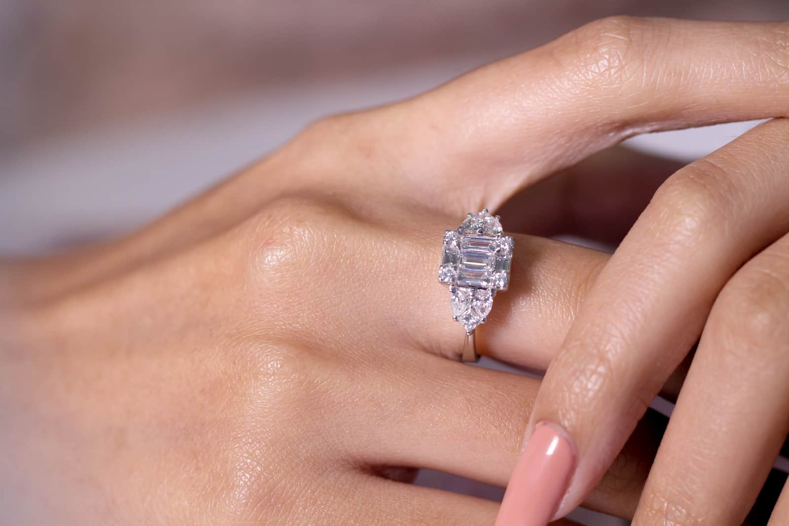 Diamant-Verlobungsring zur Hand