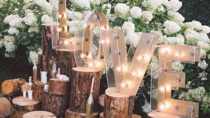 Die besten Ideen und Tipps für eure Hochzeitsschilder