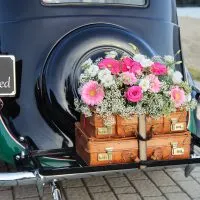 wunderschön dekoriertes Hochzeitsauto