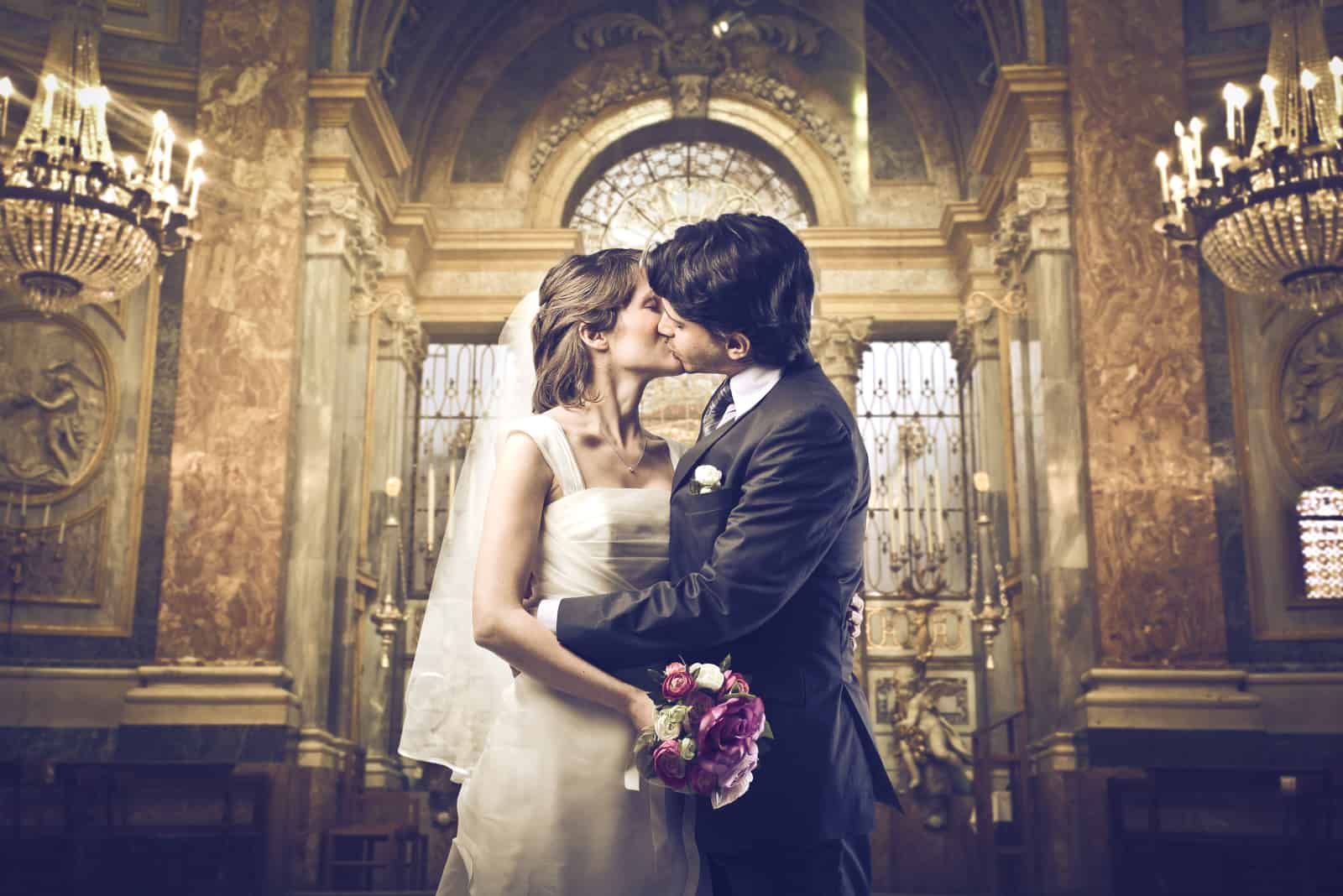 Ehepaar küsst in einer Kirche
