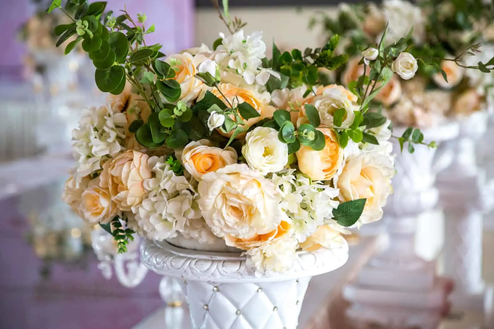 Ein Hochzeitsarrangement mit schönen bunten Blumen