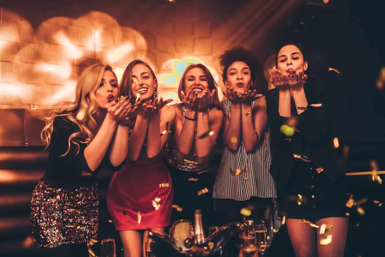 Eine Gruppe von Mädchen hat Spaß in einer Disco