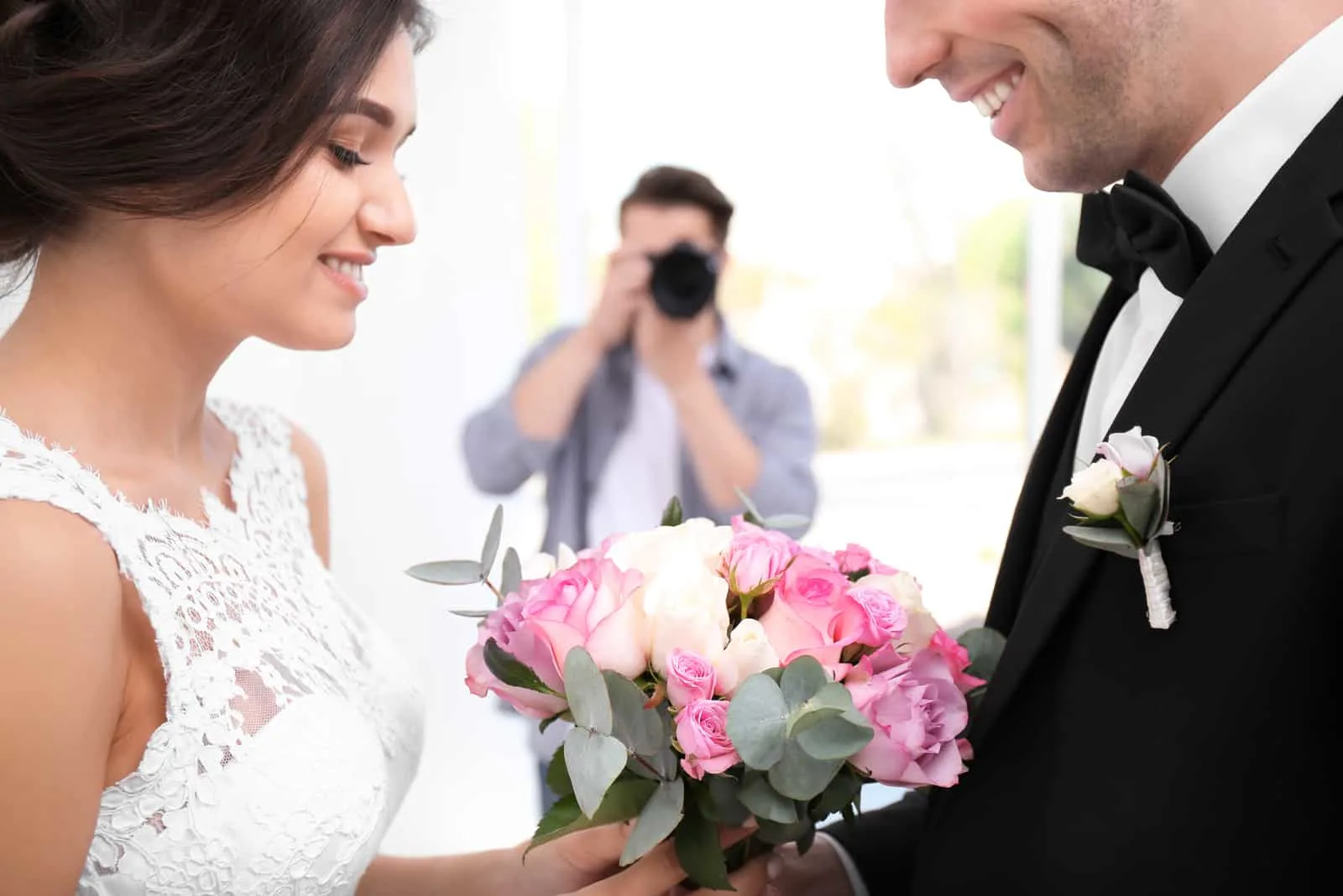 Fotograf macht Foto von Hochzeitspaar