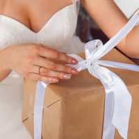 Die Braut packt das Geschenk aus