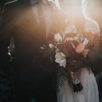 Braut und Bräutigam werden bei Sonnenuntergang fotografiert