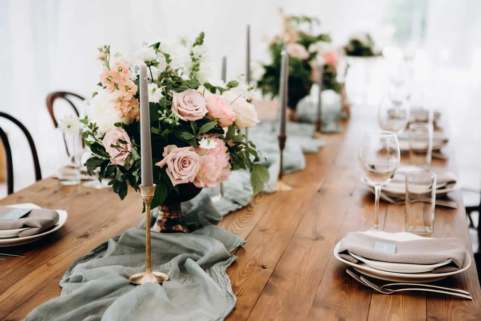 Hochzeit Tischdekoration mit Blumen und Kerzen