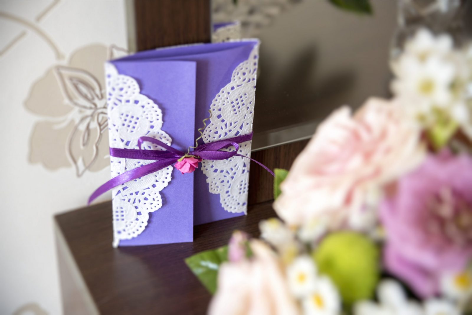 Hochzeitseinladung Karte in lila und weißen Farben (1)