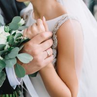 Braut und Bräutigam Händchen haltend