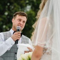 Mann spricht mit Braut bei der Hochzeit
