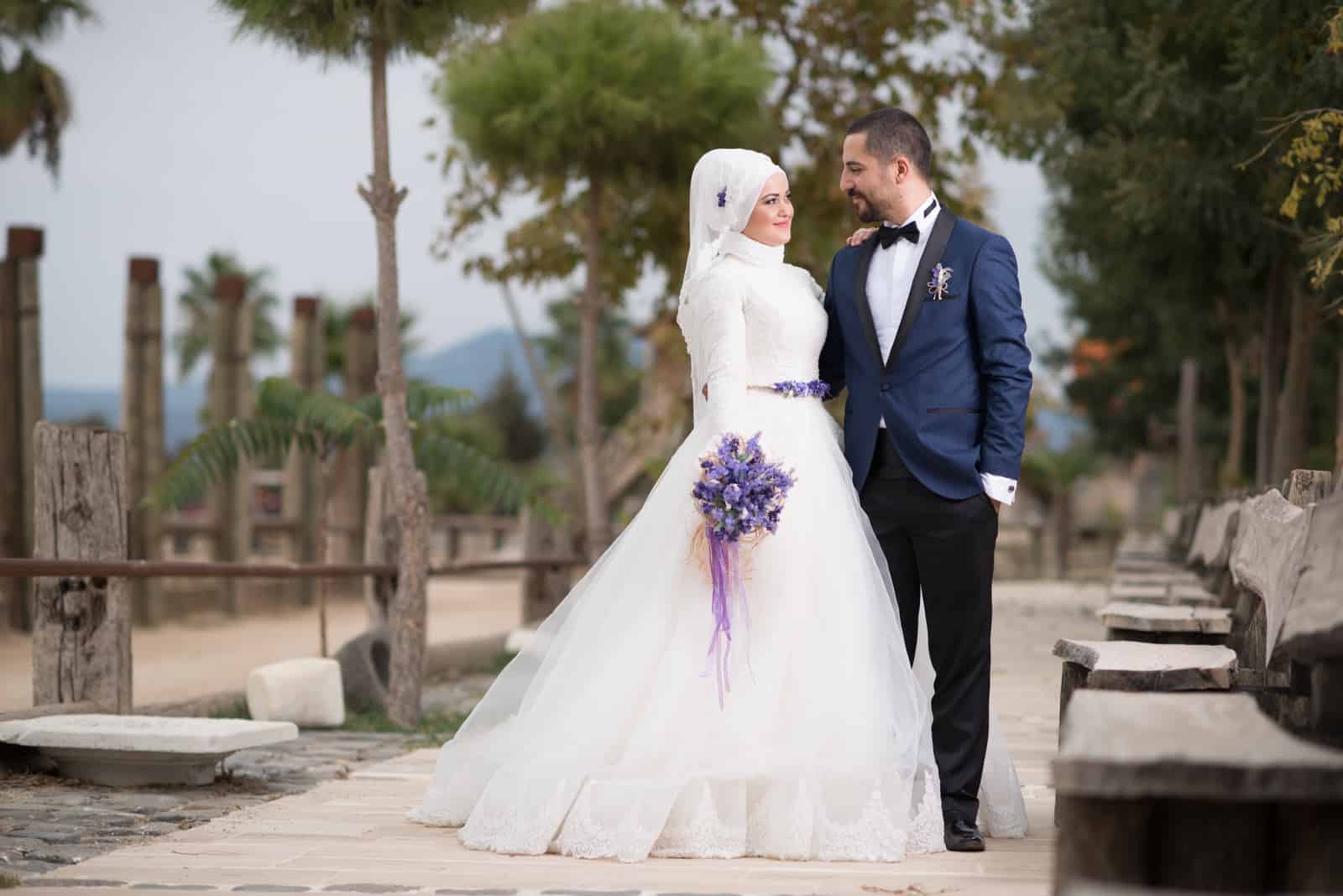 Junge muslimische Braut und Bräutigam