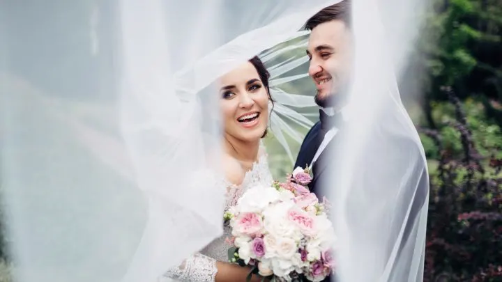 Lustige Hochzeitssprüche und Zitate für das Brautpaar