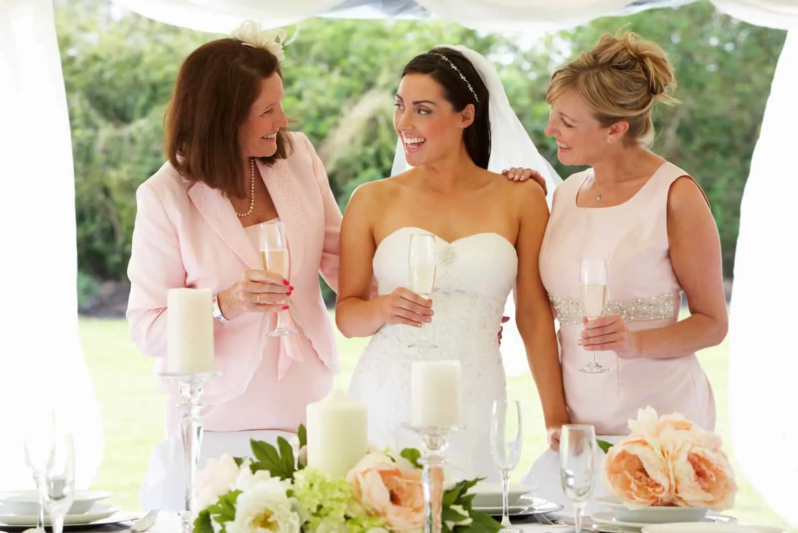Multi Generation Frauen bei der Hochzeit