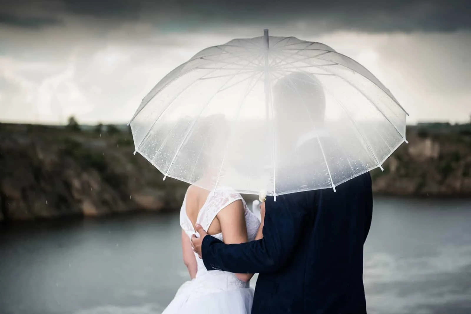 Paar unter einem Regenschirm bei regnerischem Sturmwetter