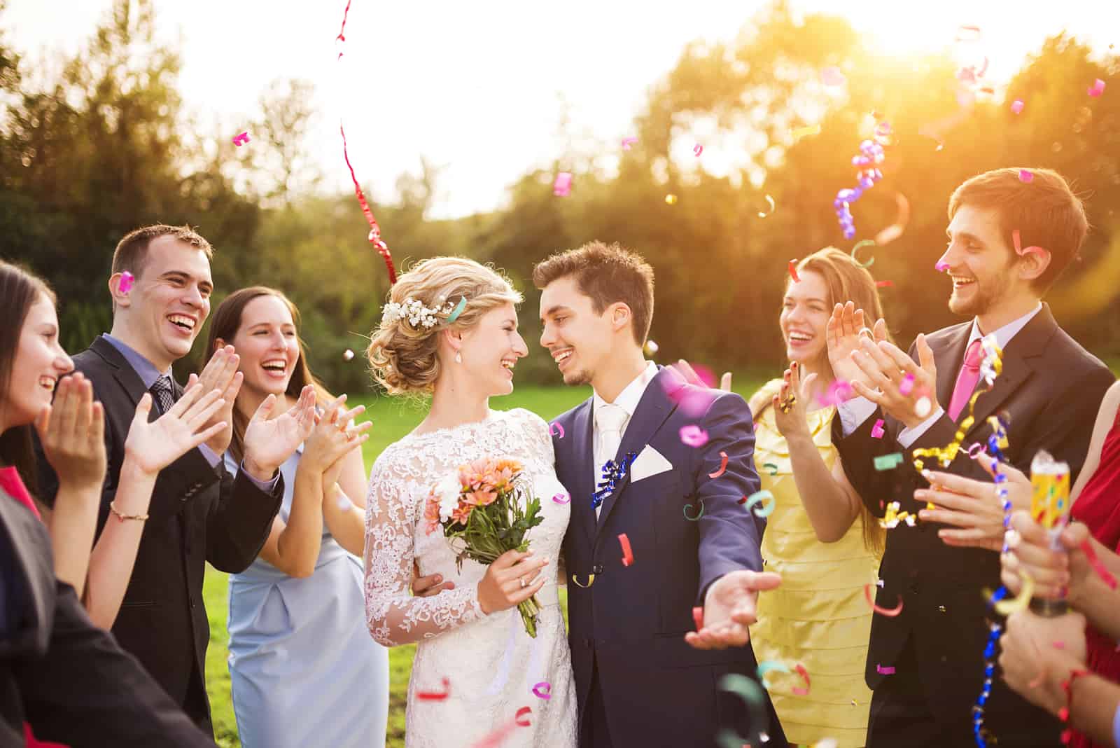 Porträt des frisch verheirateten Paares und ihrer Freunde auf der Hochzeitsfeier