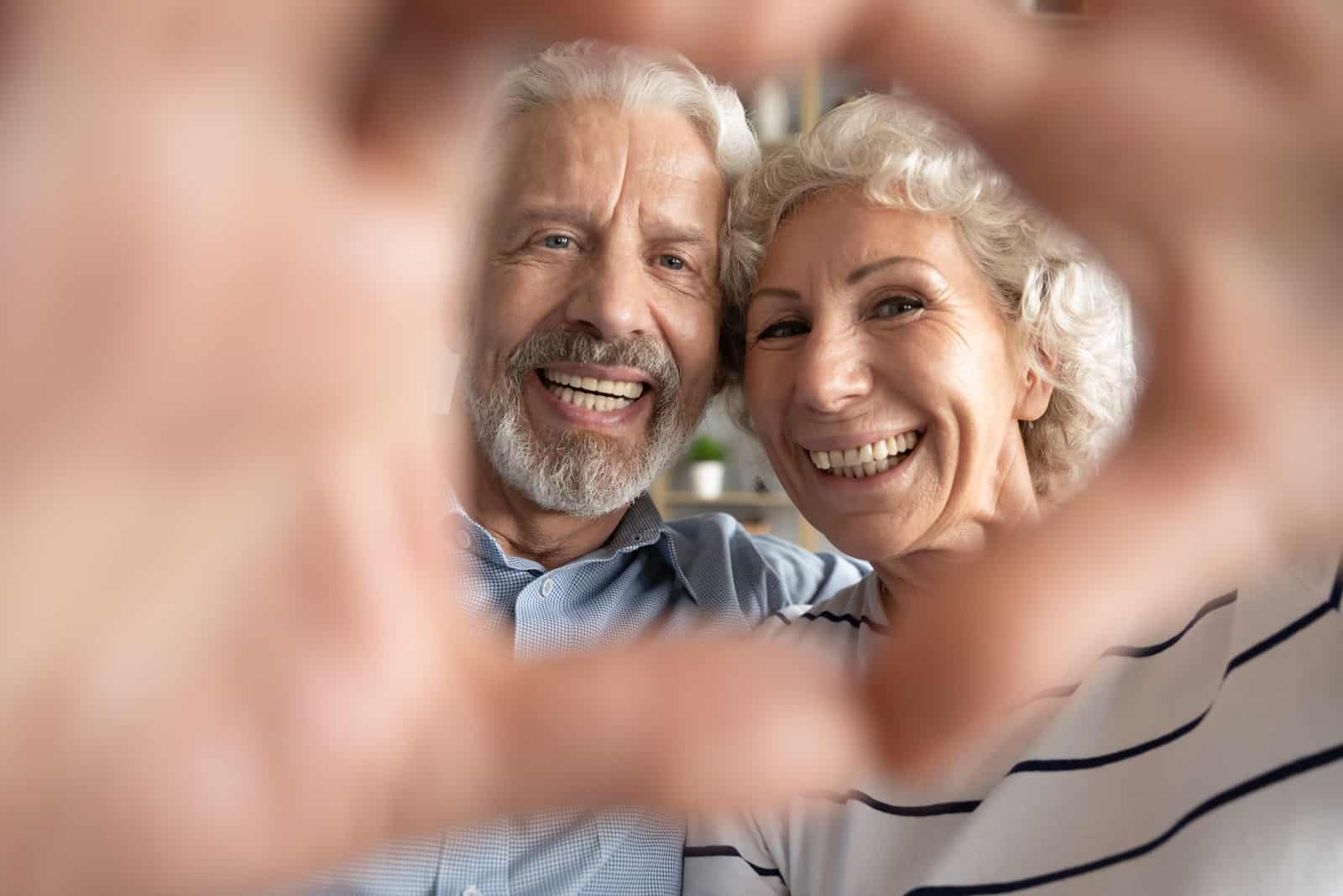 Porträt eines überglücklichen Ehepaares mittleren Alters im Alter von 60 Jahren