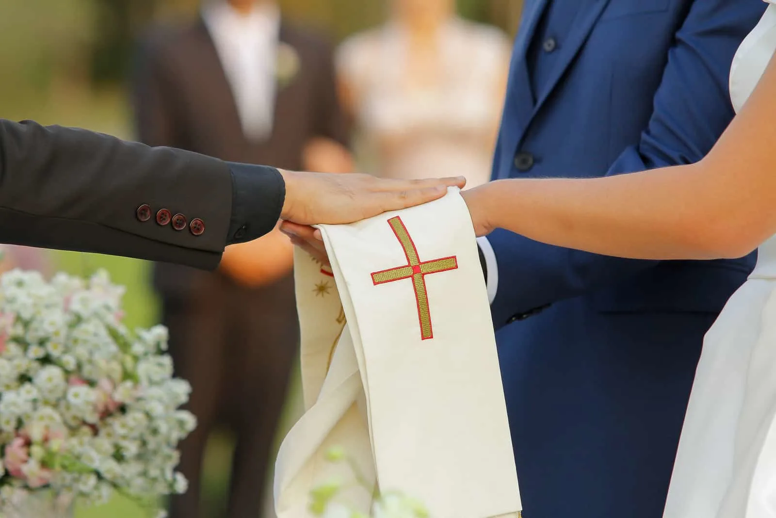 Priester segne die Braut