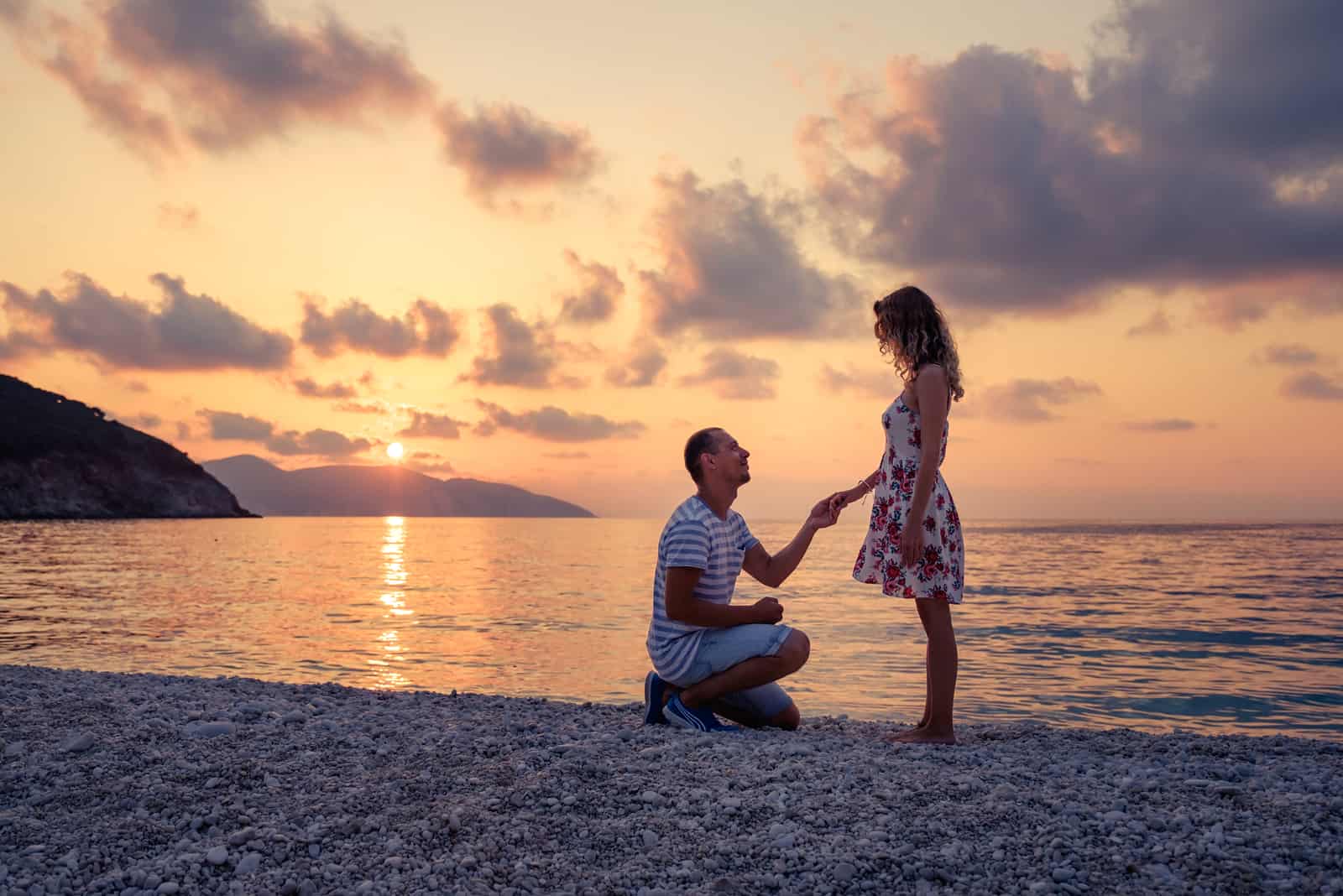 Romantischer Heiratsantrag am Strand