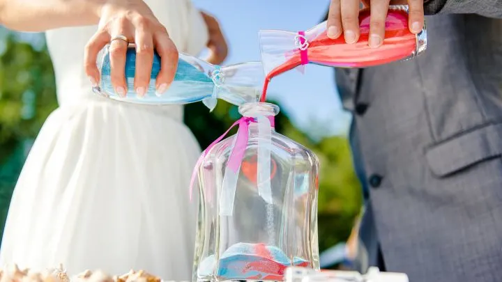 Sandzeremonie: Alle Infos und Tipps zu dem romantischen Hochzeitsbrauch