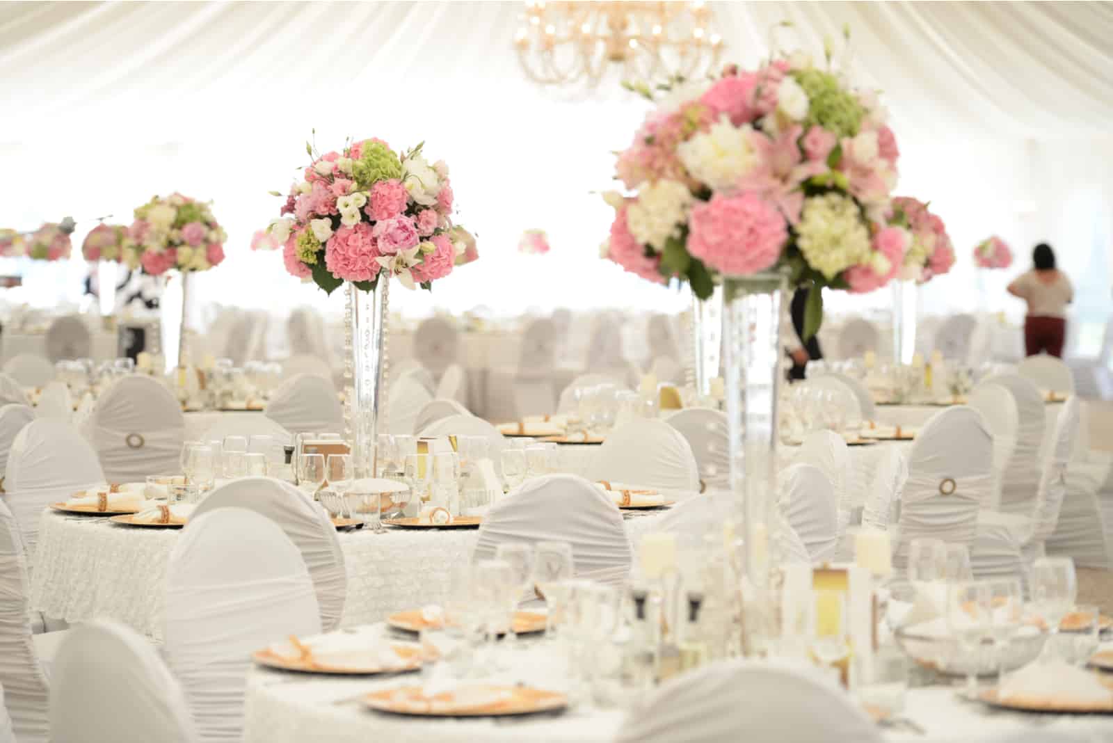 Schöne Blumen auf Tisch am Hochzeitstag