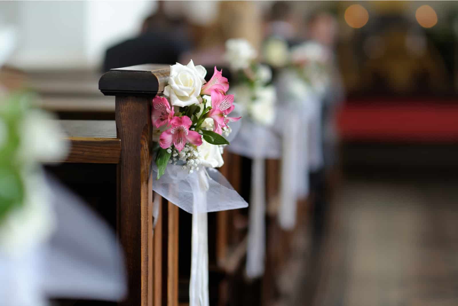 Schöne Blumenhochzeitsdekoration in einer Kirche