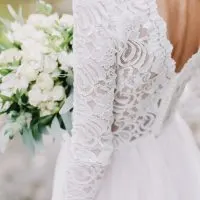 die Braut in einem Hochzeitskleid