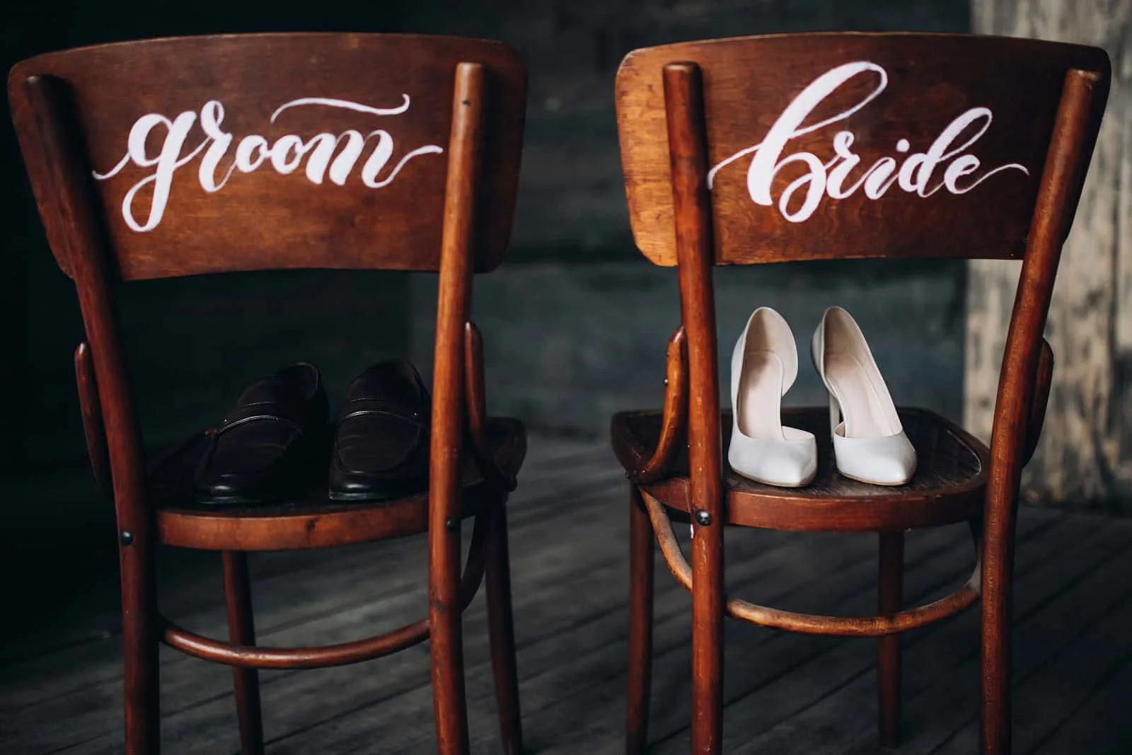 Stühle mit der Aufschrift Braut und Bräutigam