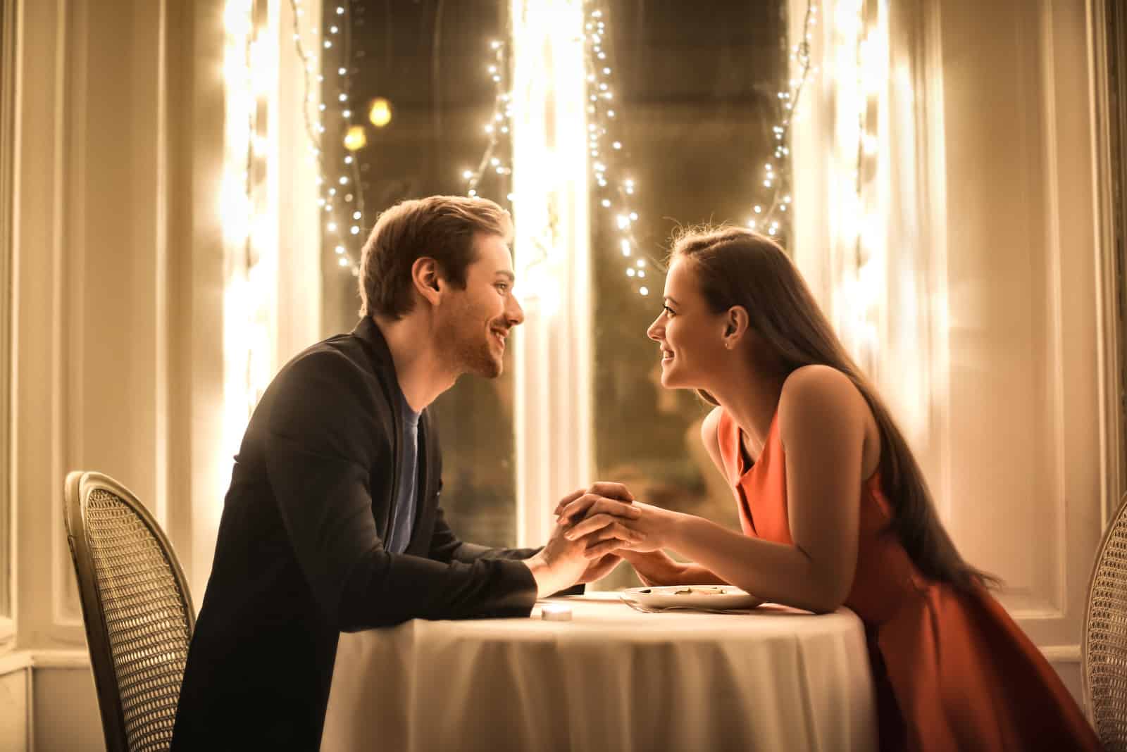 Süßes Paar, das ein romantisches Abendessen hat