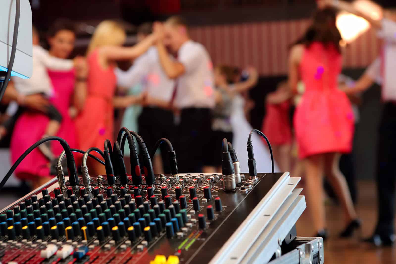 Tanzende Paare während der Hochzeitsfeier mit DJ