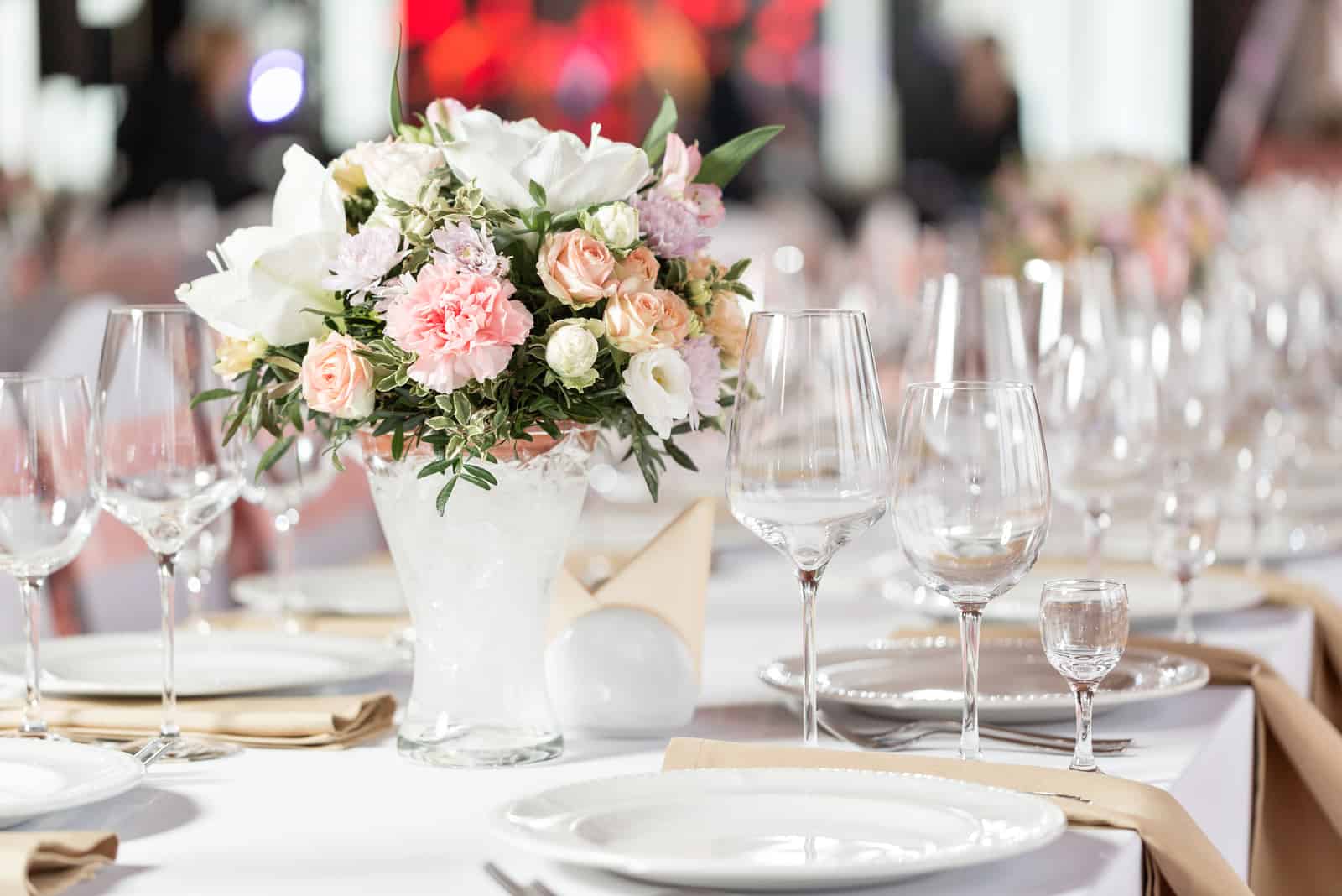 Tische für eine Eventparty oder einen Hochzeitsempfang gedeckt