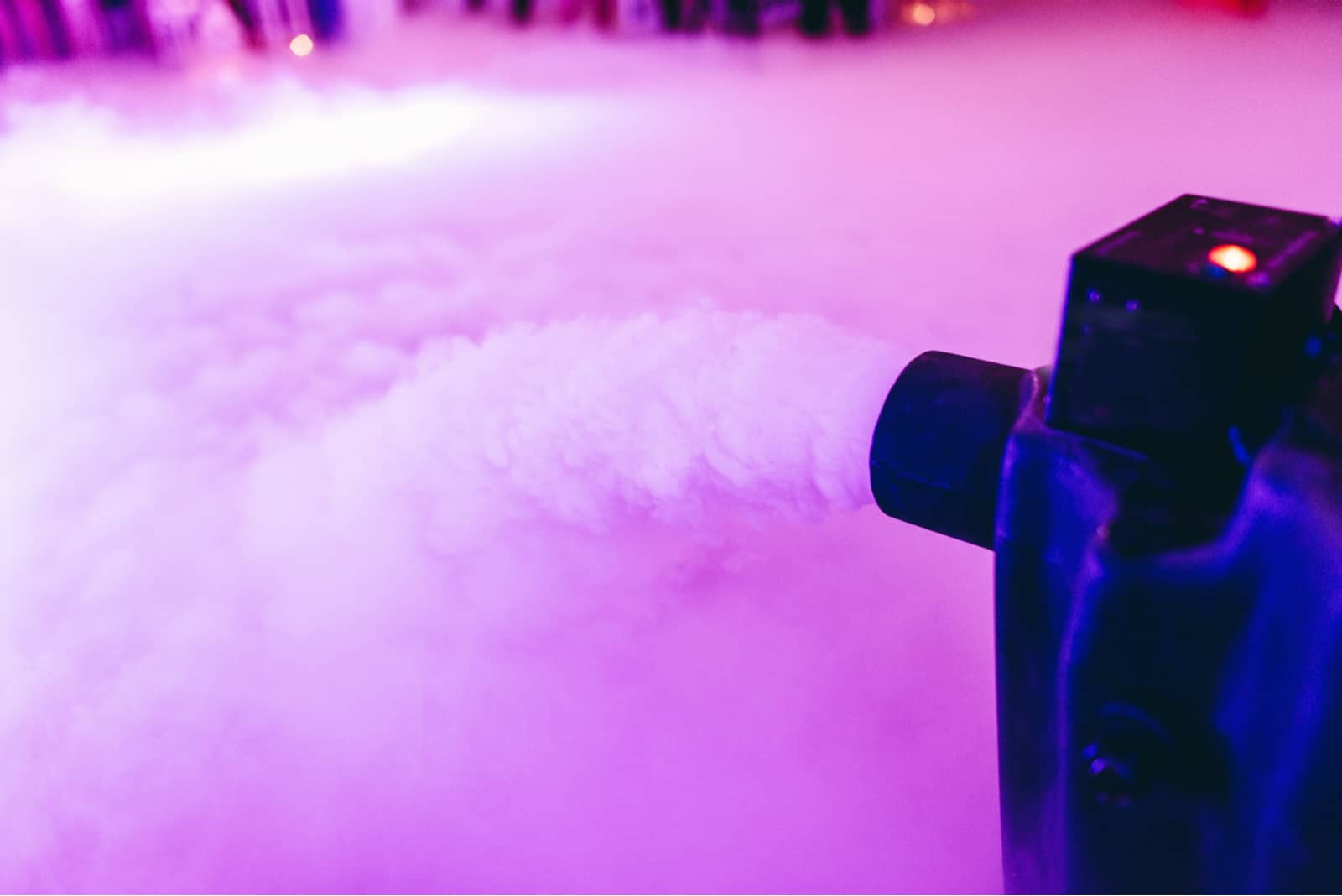 Trockeneis-Nebelmaschine mit Händen für den ersten Tanz der Hochzeit in Restaurants