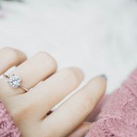 eleganter Verlobungsdiamantring am Frauenfinger