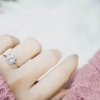eleganter Verlobungsdiamantring am Frauenfinger