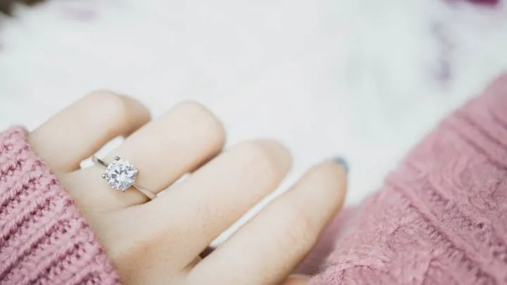 Verlobungsring Finger: Welche Hand ist die richtige?