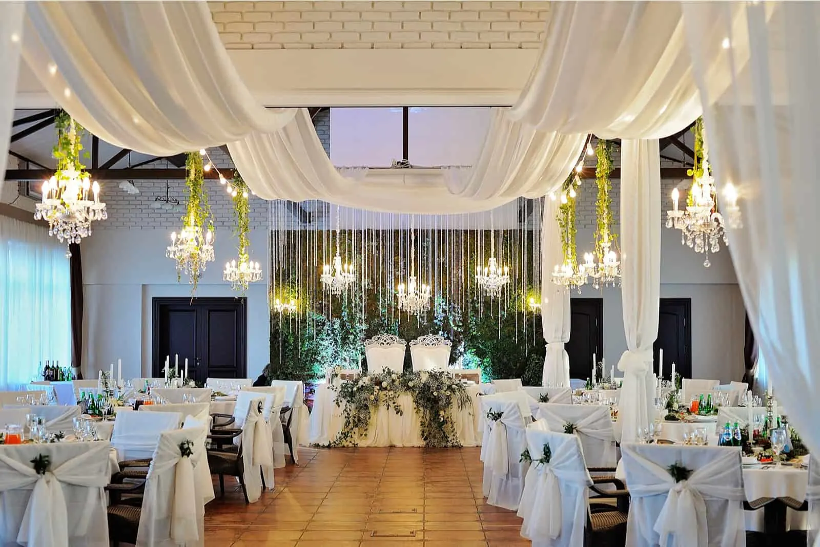 Weiße Inneneinrichtung des Hochzeitsrestaurants