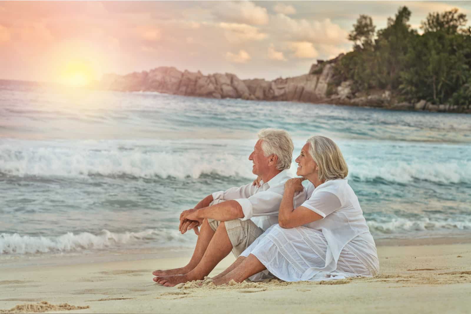 ältere Paare ruhen am tropischen Strand