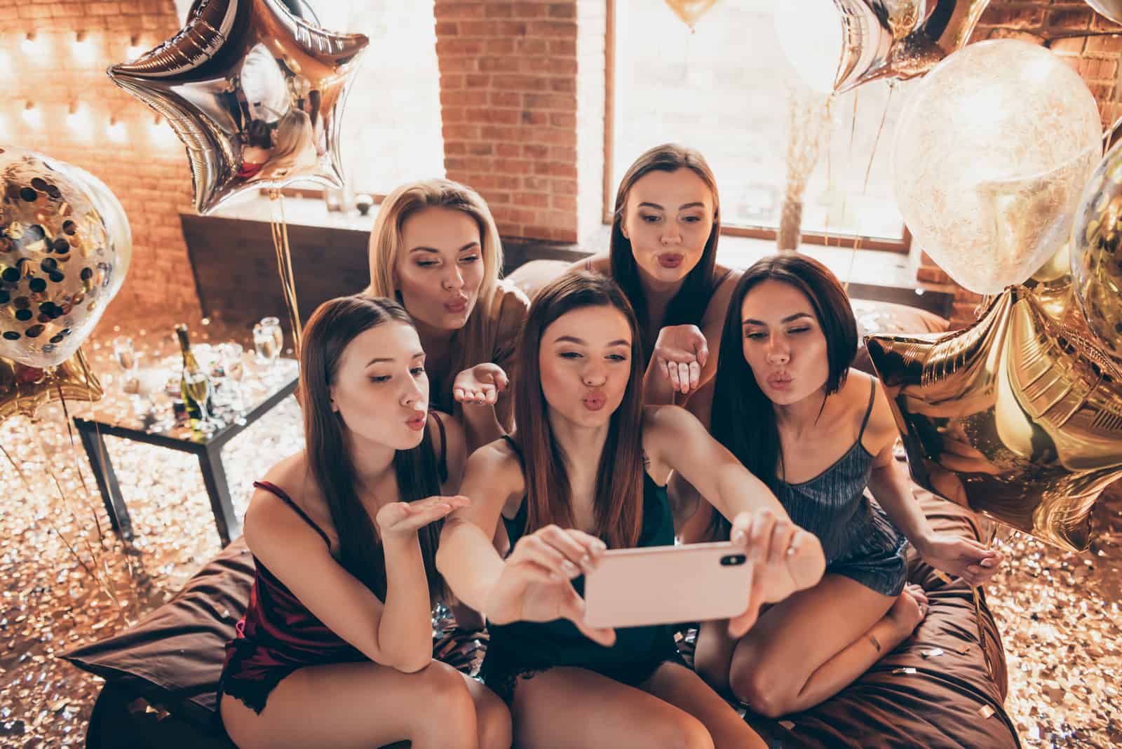attraktive Mädchen auf einer Hausparty machen Selfies