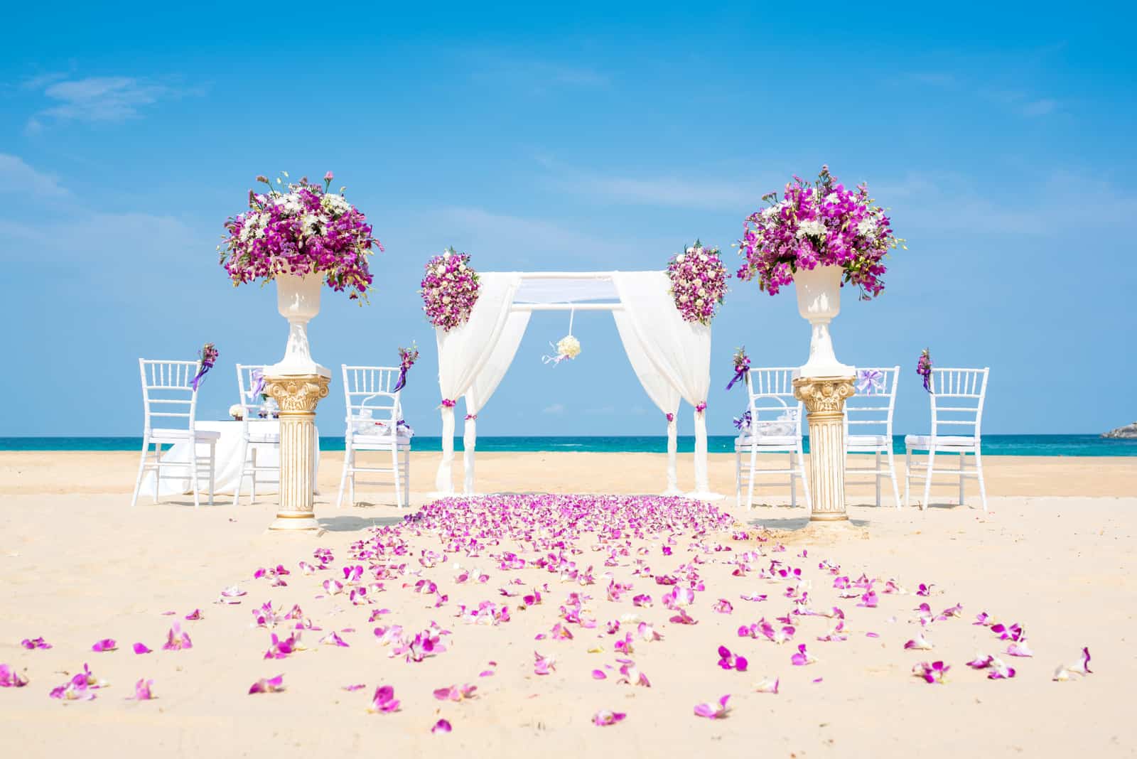 dekorierter Hochzeitsaltar am Strand